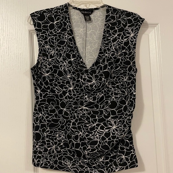Ladies LG sleeveless top - Picture 1 of 3